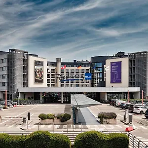 Radisson Blu Hotel, Airport מלון